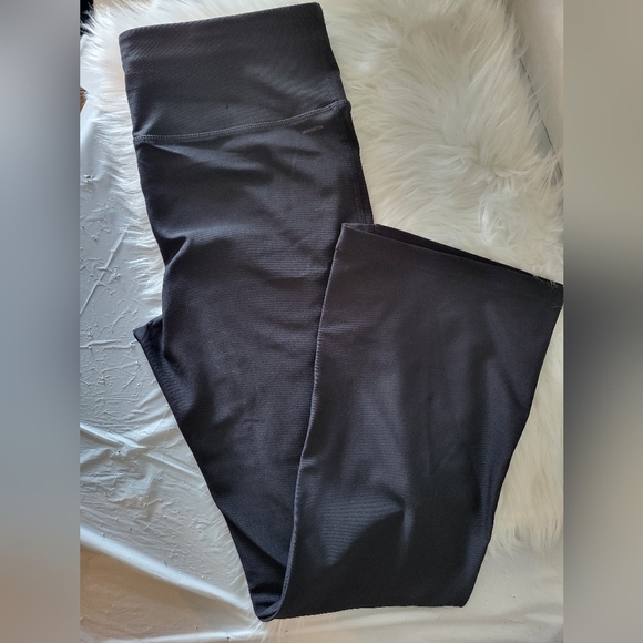NWOT  Mondetta Performance Luxury Black Leggings, Size Large (30), Flare Leg - Picture 2 of 7